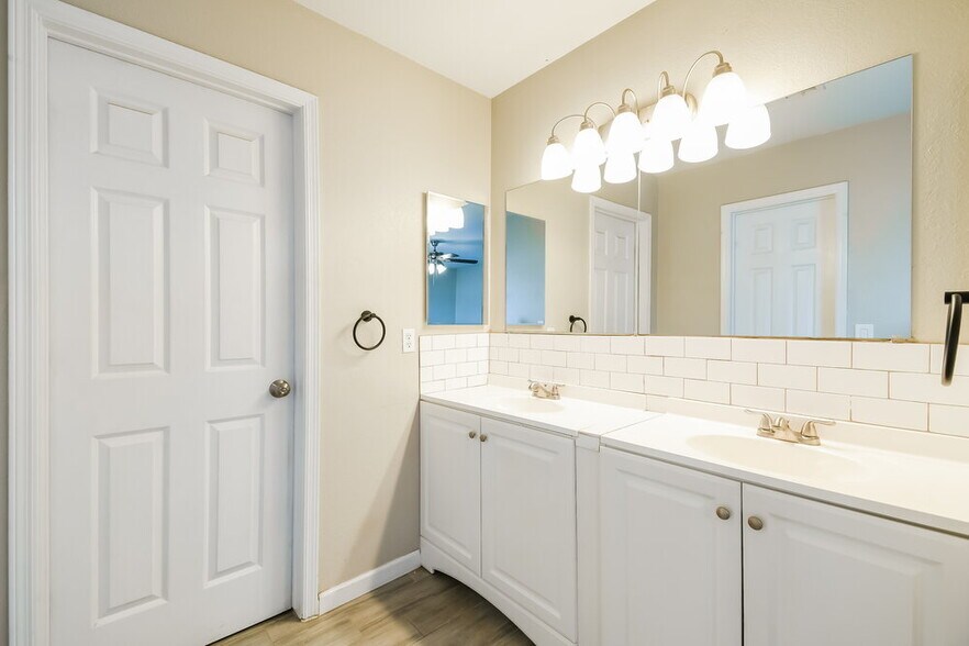 Building Photo - 238 E Houston Ave