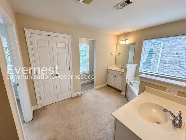 Building Photo - 4-Bed/2.5-Bath/ Home with Attached Garage and Large Yard/Available Now!
