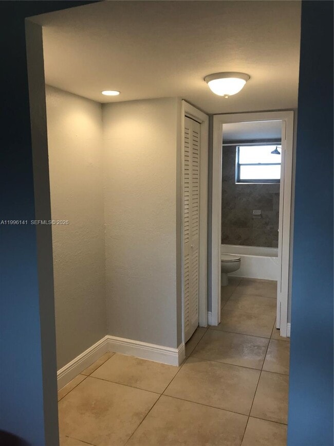 Building Photo - 950 Hillcrest Dr