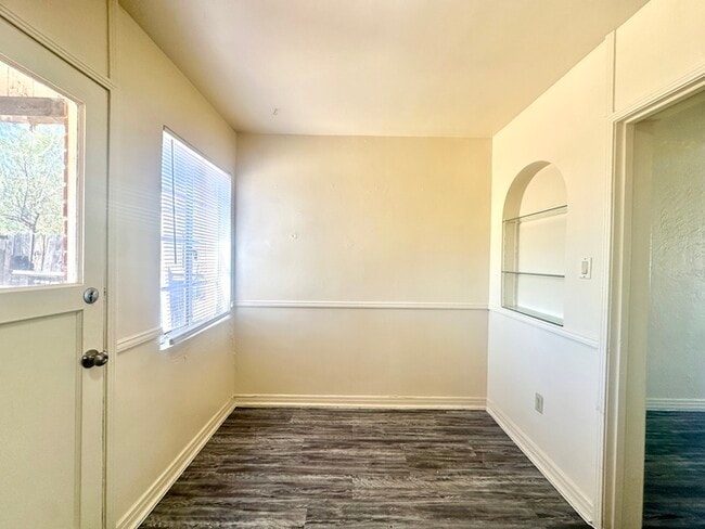 Building Photo - New Flooring! Spacious Private Yard with W...