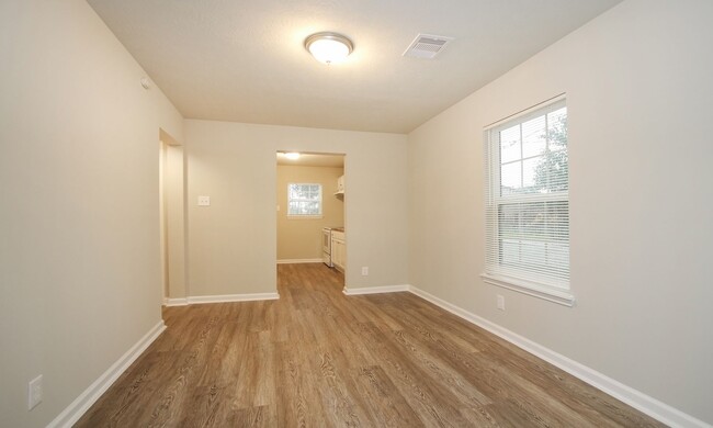 Building Photo - 2 bed 1 bath row house on corner lot in 77004!