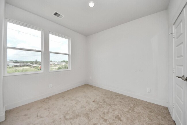 Building Photo - 3004A Ventas Dr