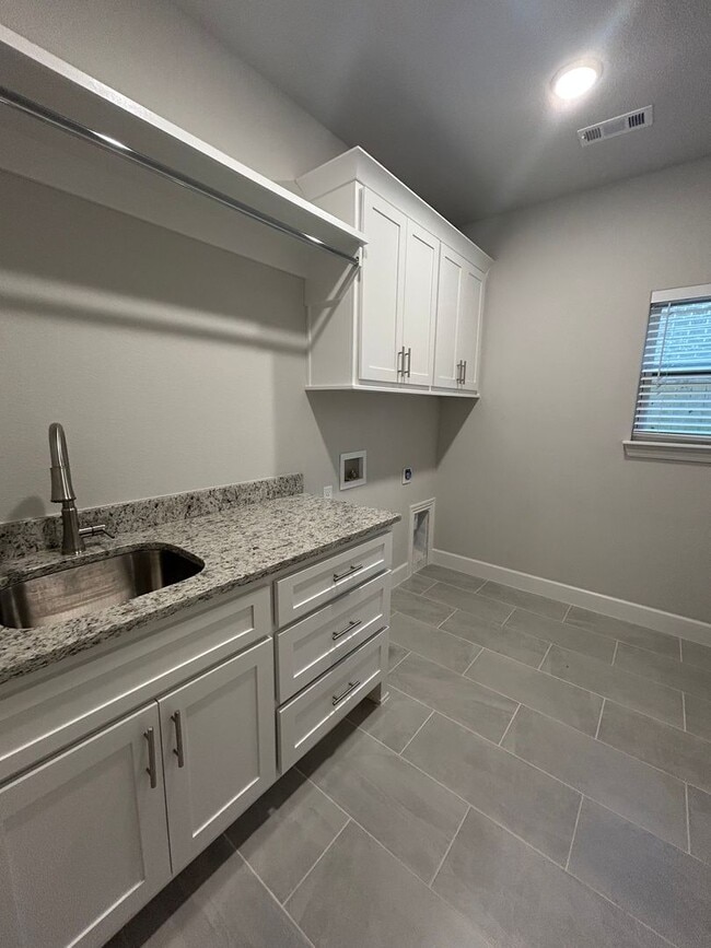 Building Photo - Beautiful Bentonville Home! 4 Bedrooms, 2....