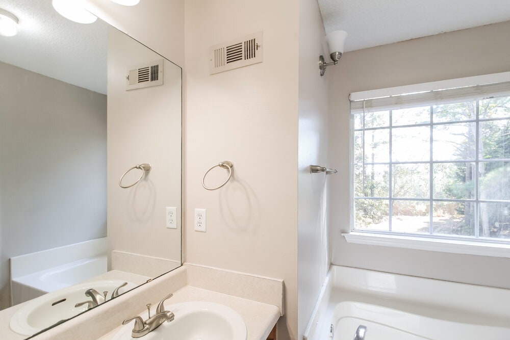 Building Photo - 40 Savoy Park Dr