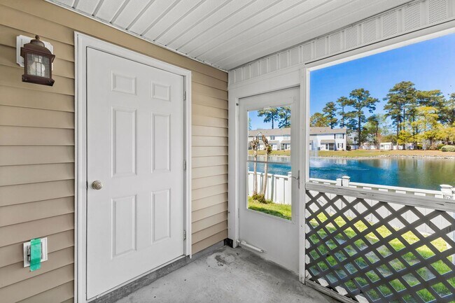 Building Photo - Charming Townhome with Water Views near The Market Common!