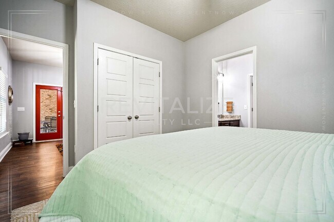 Building Photo - Luxury Living with Private Heated Pool in ...