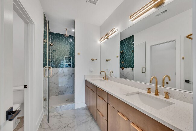 Building Photo - 904 Cahal Ave