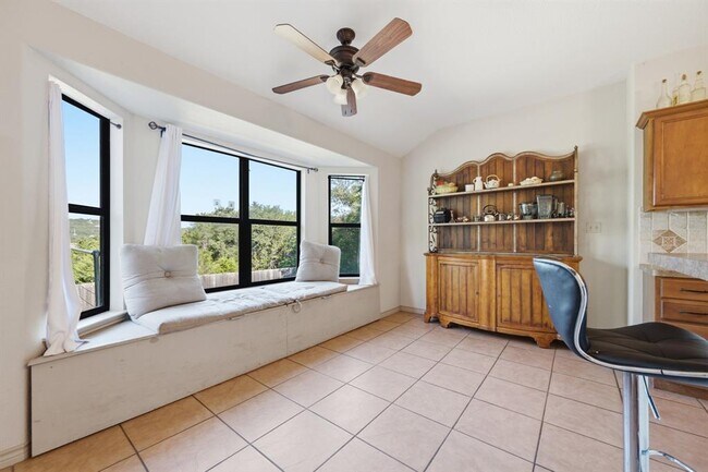 Building Photo - 104 Cowal Dr N