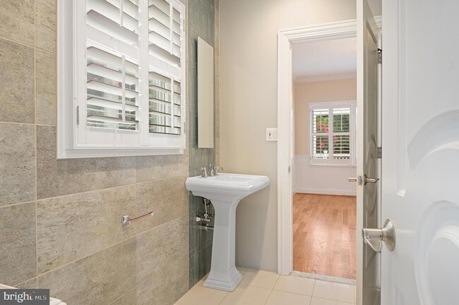 Building Photo - 5905 Lone Oak Dr