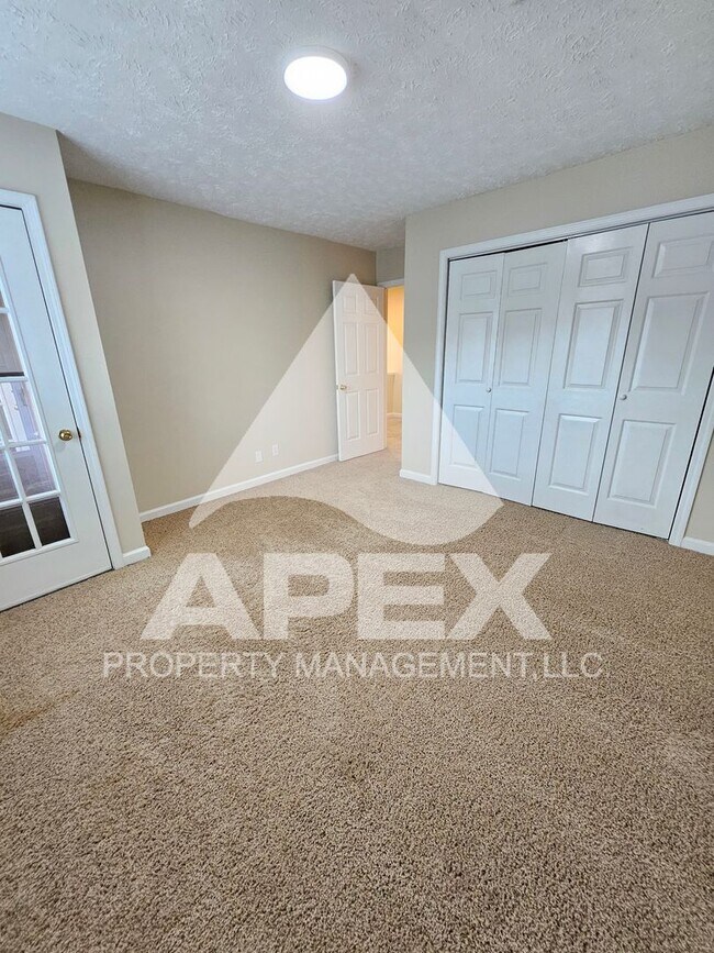 Building Photo - Spacious 3 Bd 2.5 Ba Condo w/Carport in heart of West Knox!