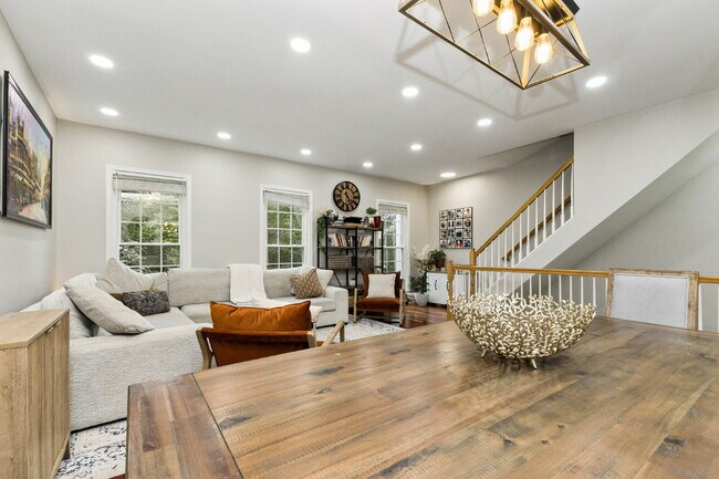 Building Photo - Nestled in the desirable Potomac Lakes com...
