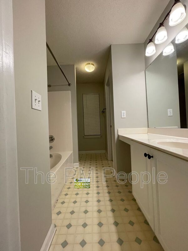 Building Photo - 201 Fairview Lake Way