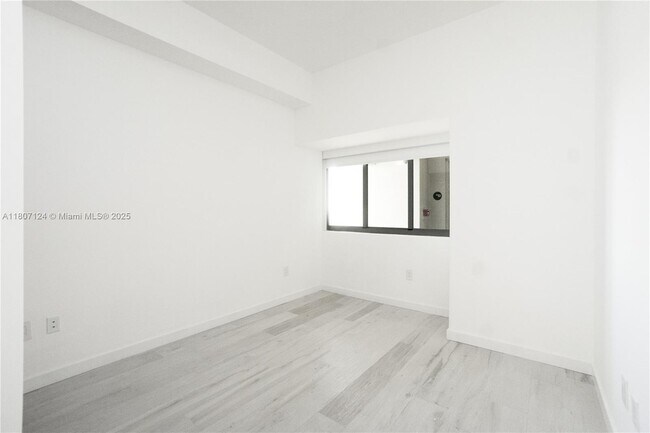 Building Photo - 480 NE 31st St