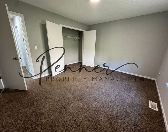 Building Photo - 1401 SE Henley Ct