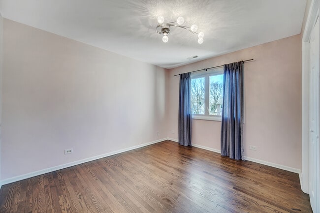 Building Photo - 715 Greenview Ln