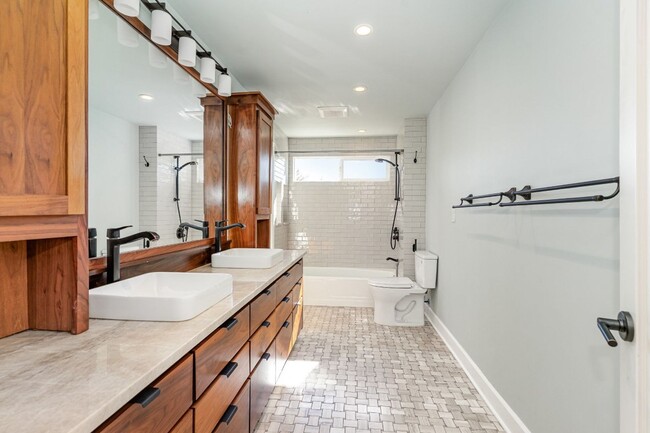 Building Photo - 5Bd/2.5Ba Seattle House