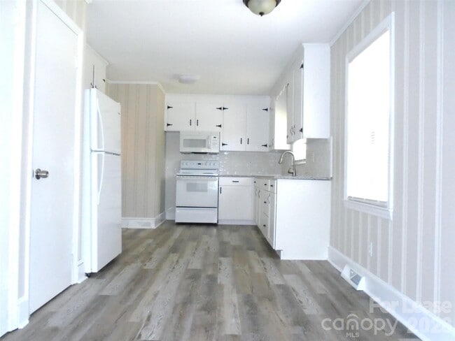 Building Photo - 1500 Woodhill Ln