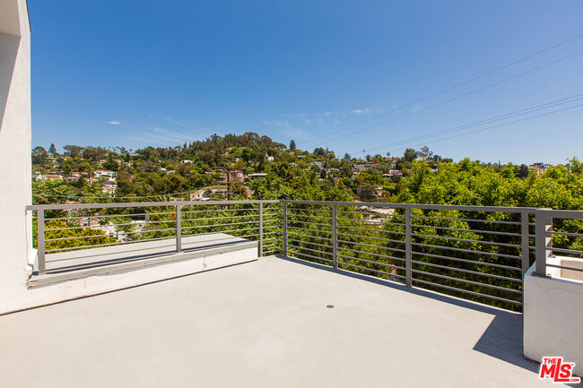 Building Photo - 3907 De Longpre Ave