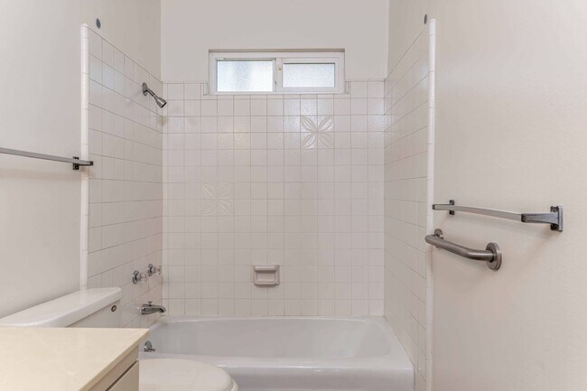 Building Photo - Spacious Single-Family Home with Yard!