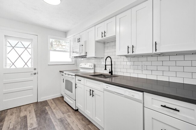 Building Photo - AVAILABLE MAY 1ST! UPDATED THROUGHOUT! 3-bedroom in Beechview!