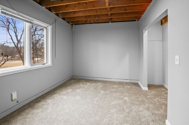 Building Photo - 10914 Saratoga Plaza