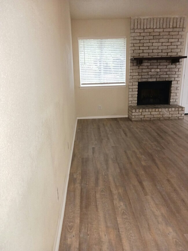 Building Photo - 801 Betsy Ross Dr
