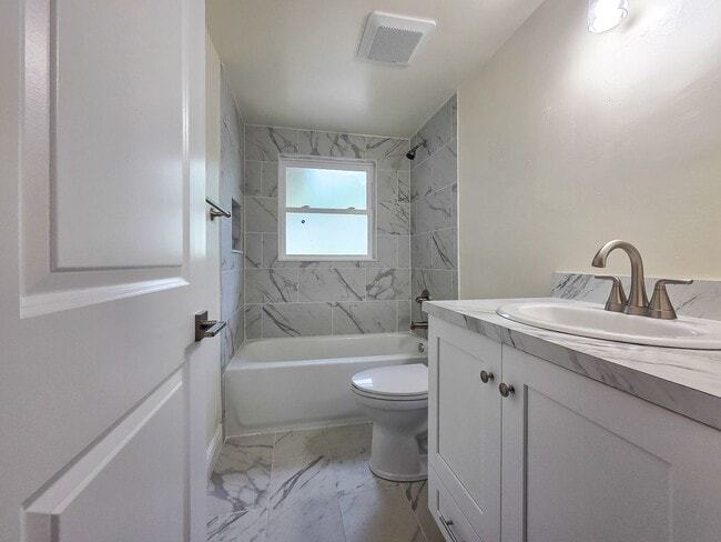 Building Photo - Beautifully Renovated 3/2 in Madison Park