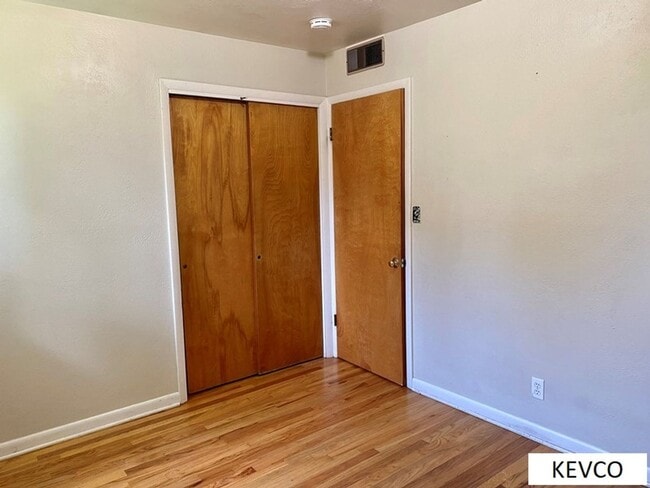 Building Photo - Great Three Bedroom, Close to Everything!