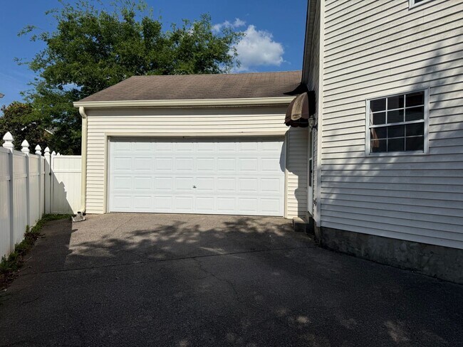 Building Photo - Convenient Murfreesboro Living – 3 Bed, 2 Bath with 2-Car Garage