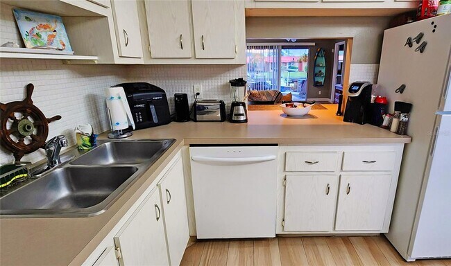 Building Photo - Adorable 1/1 condo with dock and amenity community