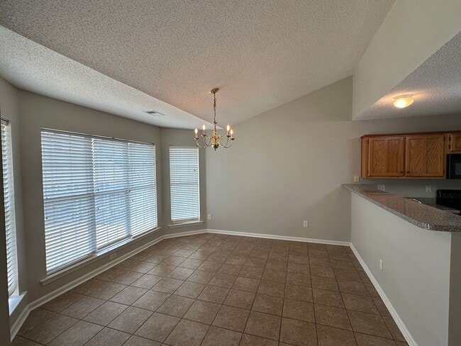 Building Photo - Bright open 3BR/2ba with bonus, 1900 sq feet!  Pets are owner's approval, fees apply.