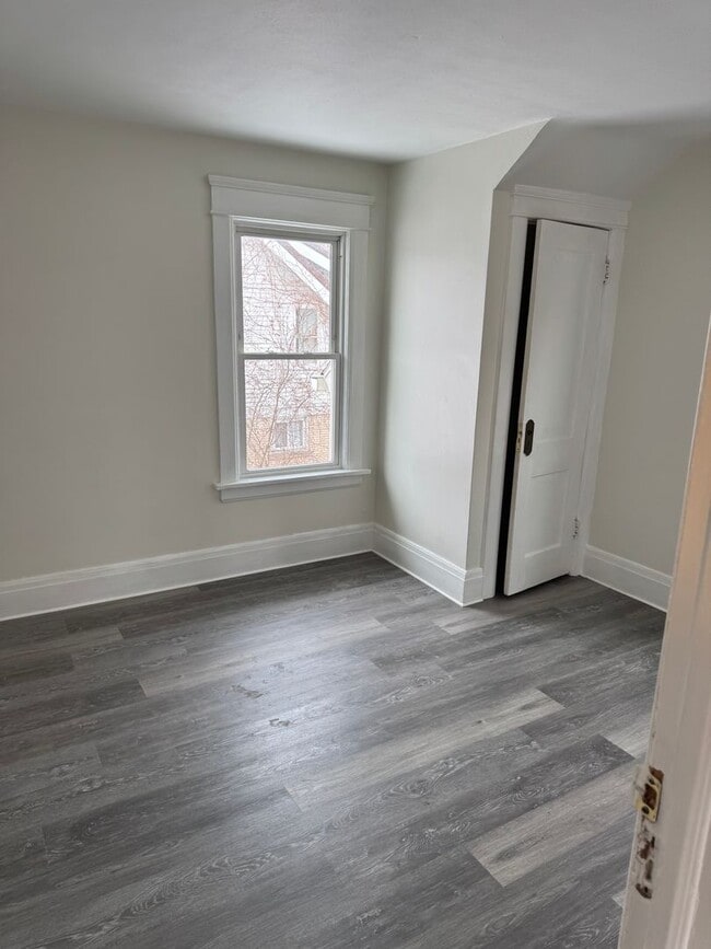 Building Photo - Single Family Home 3 bedroom 1 bath new paint flooring with basement fenced in yard