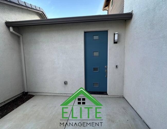 Building Photo - Spacious 5-Bedroom Home with Private In-La...