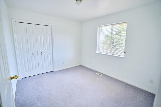 Building Photo - 850 E 550 S