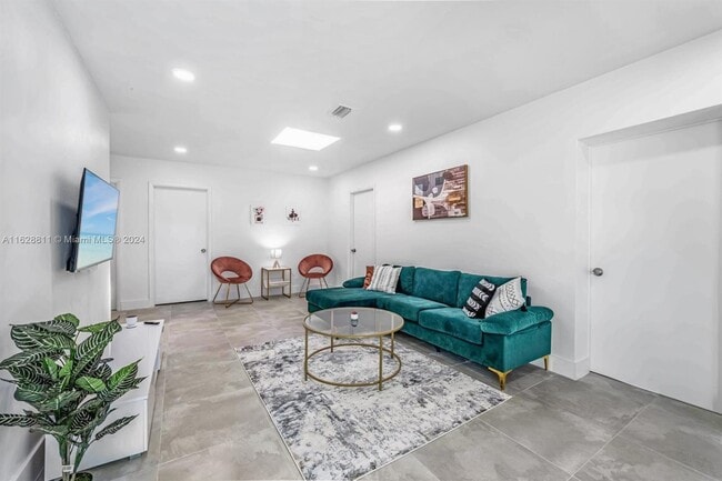 Building Photo - 1612 NE 16th Ave