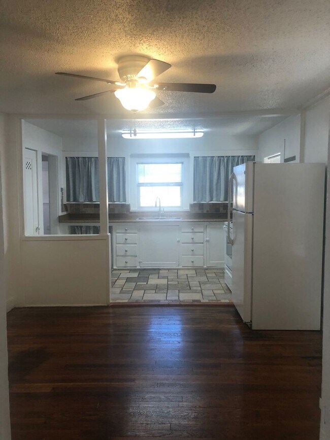 Building Photo - BIVINS ADORABLE 2BEDROOM 1BATH 1CAR GARAGE