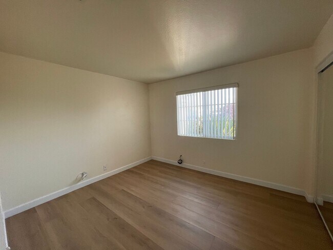 Building Photo - Apple Valley Home in The Vineyards- 3 Bedrooms, 2 Bathrooms, 2 Car Garage, New Flooring