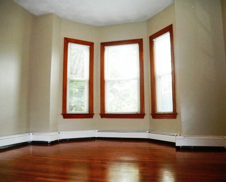 Dining room bay windows - 127 BROWN St