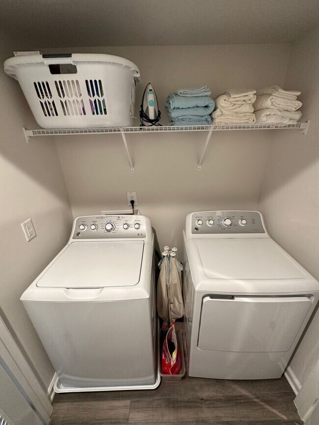 Building Photo - FULLY FURNISHED like-new Townhouse w/ Garage