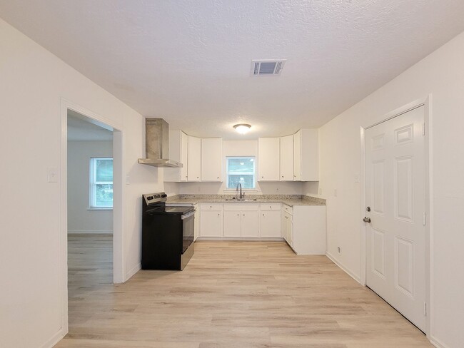 Building Photo - BEAUTIFUL REMODELED 3 BEDROOM 2 BATH WITH ...