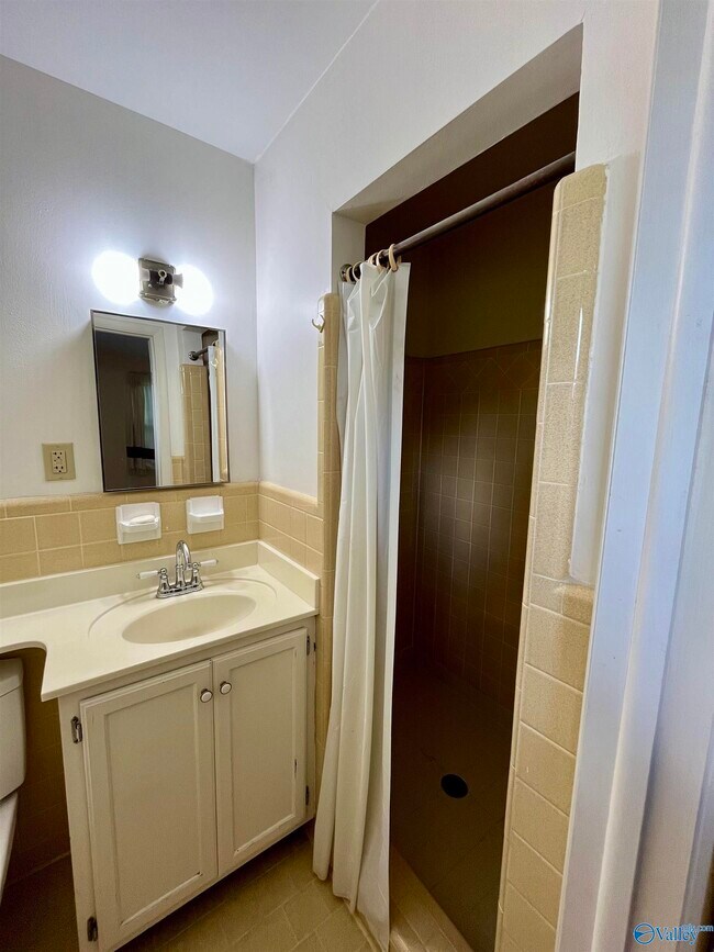 Building Photo - 415 Harolds Dr NW