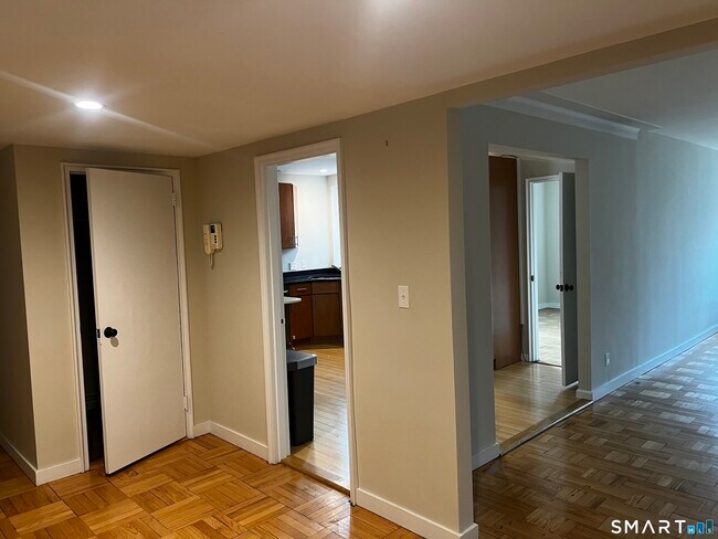 Building Photo - 869 Farmington Ave