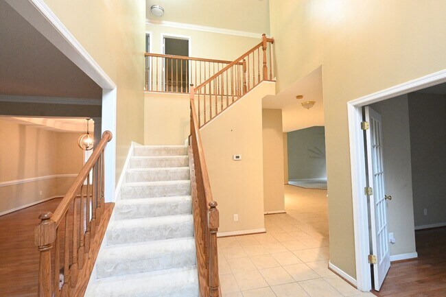 Building Photo - Gorgeous Charter Colony Cul-de-Sac Home: 4 Bed, 2.5 Bath Home with Screened-In Porch