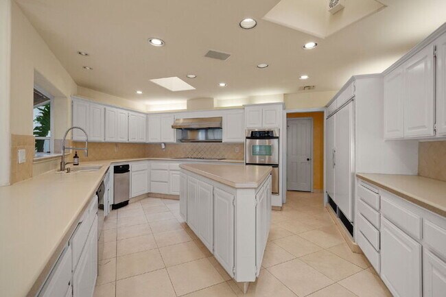 Building Photo - 18714 Bernardo Trails Dr