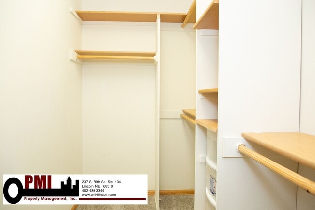 Building Photo - 4 Bedroom and 3 bathroom Fully Furnished
