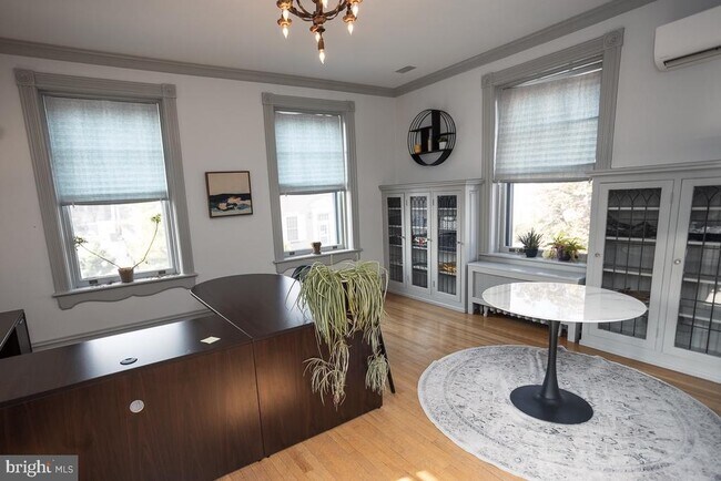 Building Photo - 261 Lincoln Way E