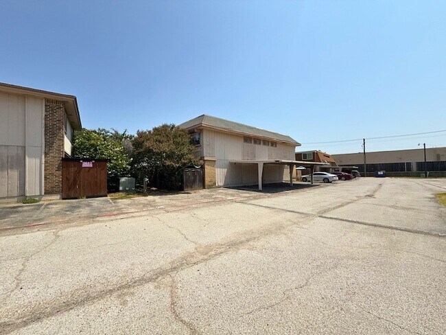 Building Photo - 2613 Amherst Ct