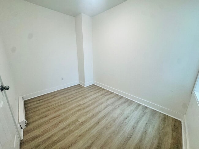 Building Photo - Beautiful 3b/1.5bth House ! Section 8 Only