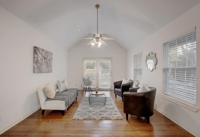 Building Photo - 1909 Winsted Ln