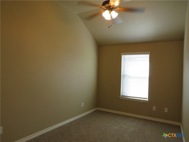 Building Photo - 402 Sladecek Dr